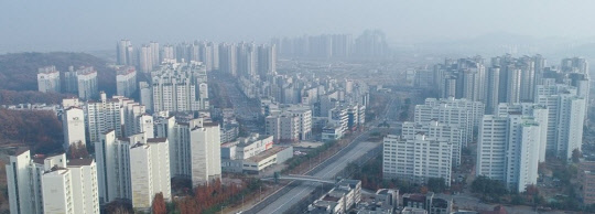 정부가 지난 19일 김포 일대를 조정대상지역으로 지정하자, 매물이 쌓이고 가격이 하락하는 등 부동산 시장이 빠르게 식고 있다. 사진은 김포 아파트 단지 전경. <연합뉴스>